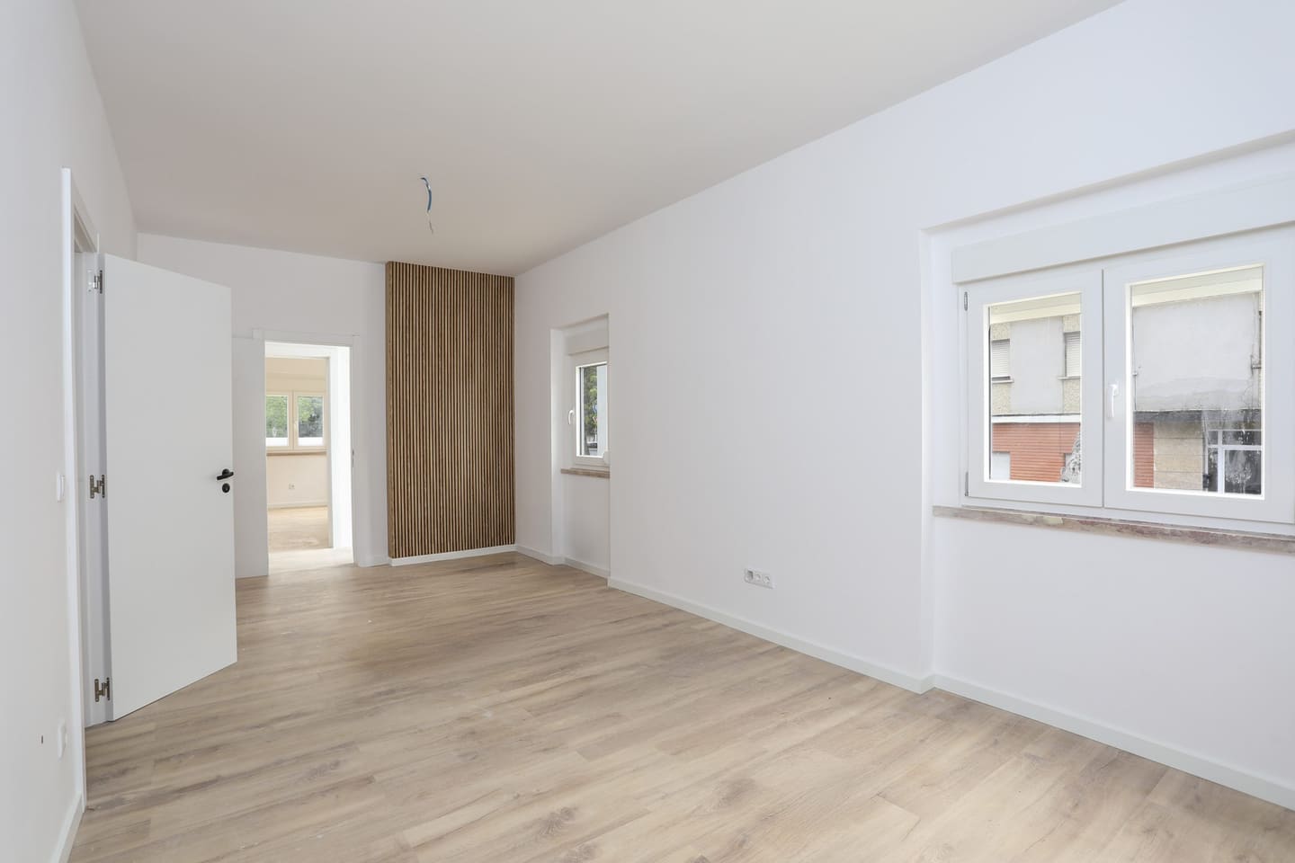 Sala de apartamento com pavimento em madeira