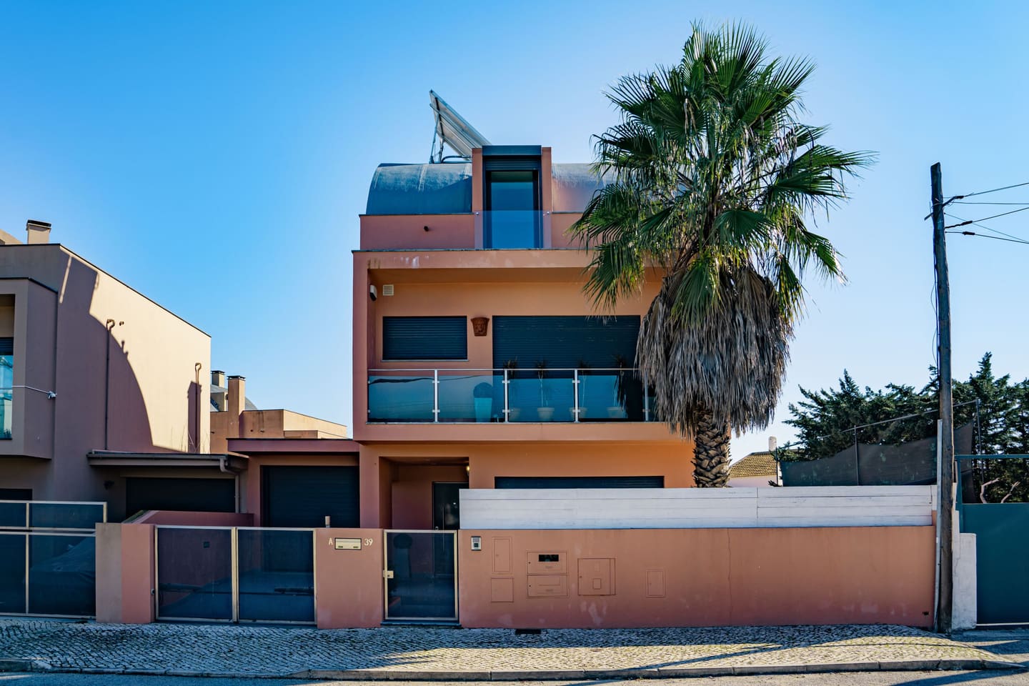 Moradia contemporânea com terraço e palmeira