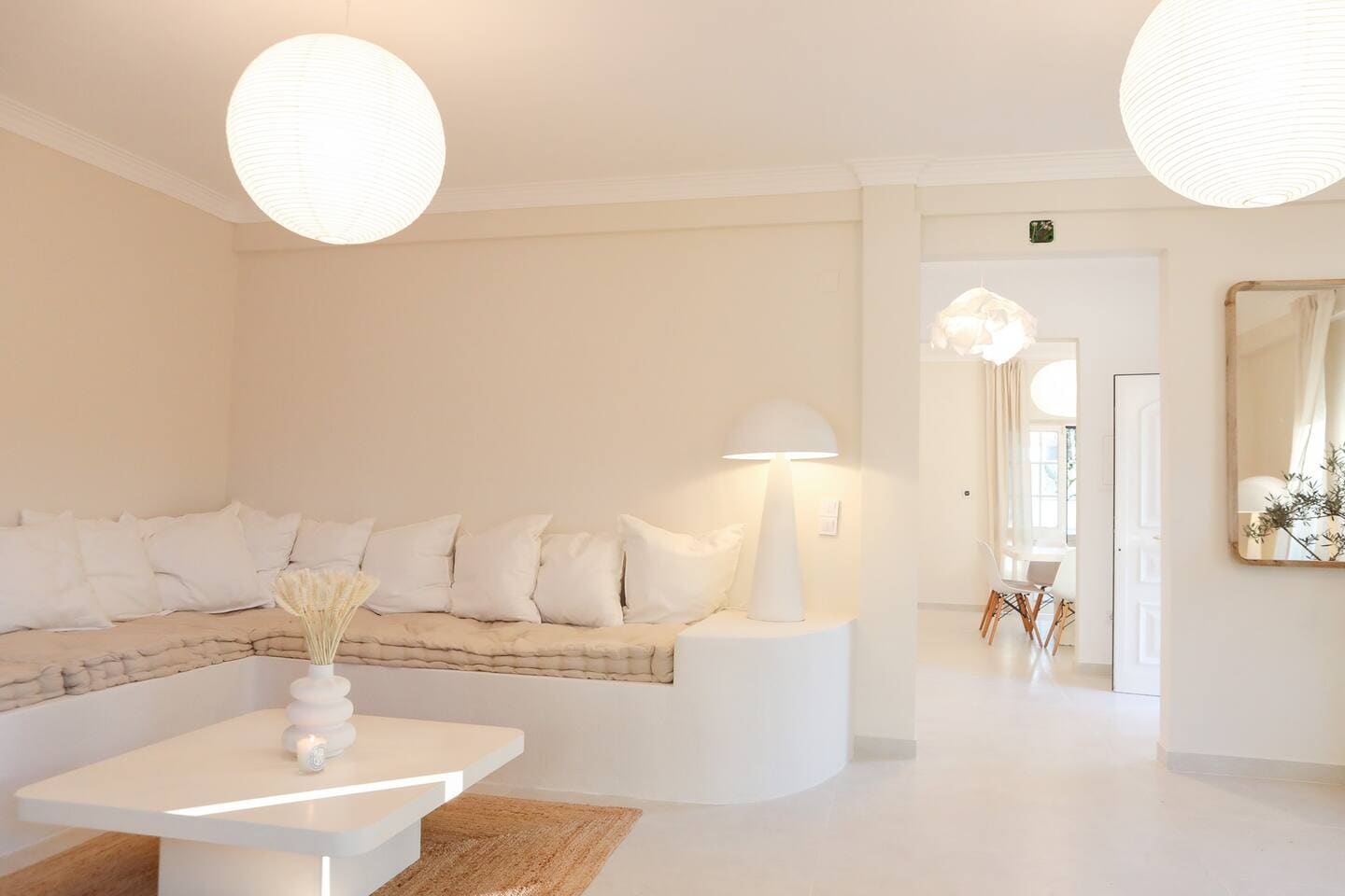 Sala de moradia com mobiliário branco